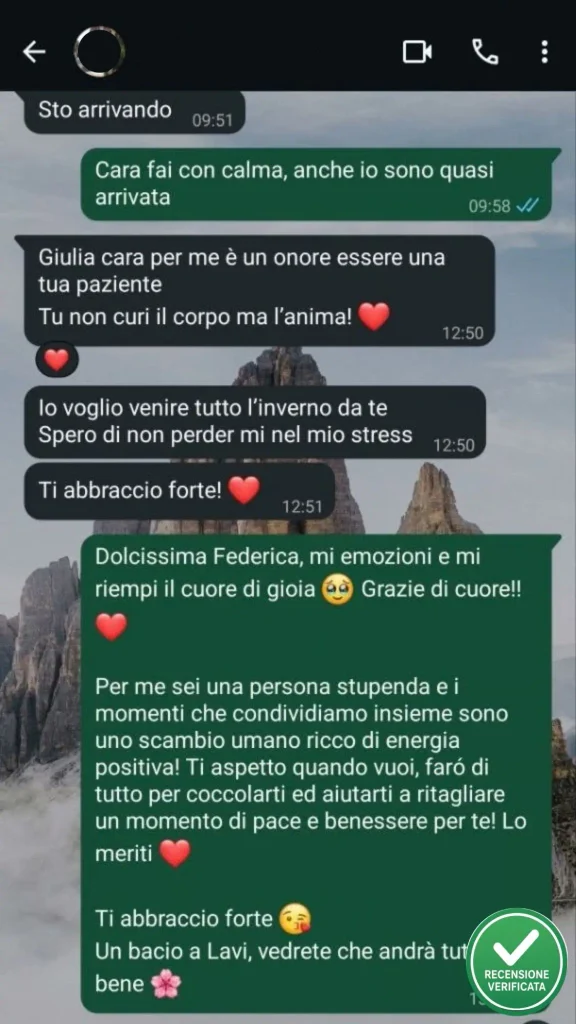 Screenshot di una recensione inviata su WhatsApp da una paziente dello Studio Medico.